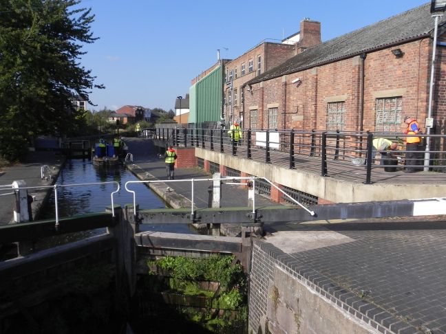3c.Meadow Lane Lock - workboat, grappling and veg teams. Nottingham clean up sept 2014. Alison Smedley